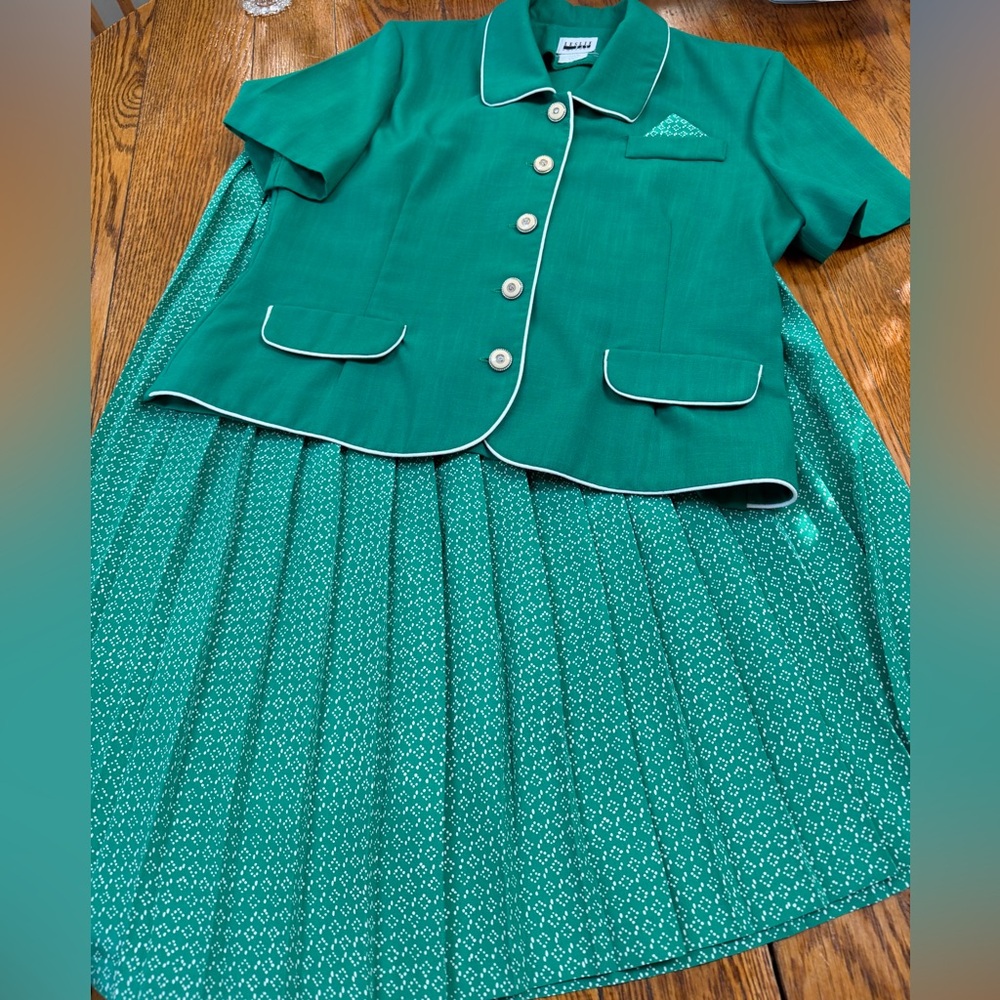 Leslie Fay Vintage green 2-piece skirt set. Size 16.  Good condition